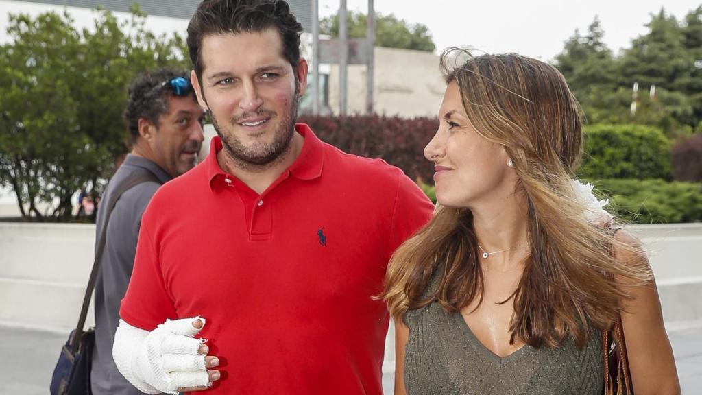 Manu Tenorio y su mujer Silvia Casas a la salida del hospital.