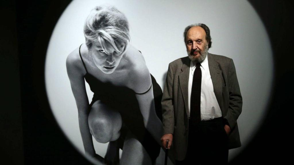 Pomés, junto a su fotografía de 1959 'Ventana redonda 2', en una imagen tomada en 2015.