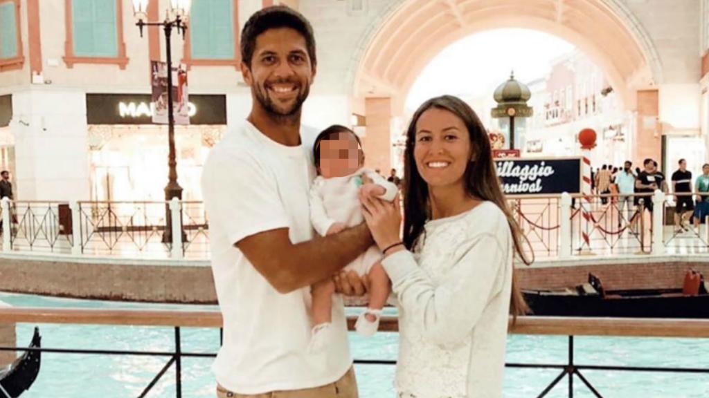 Ana Boyer y Fernando Verdasco con su hijo durante uno de sus viajes.