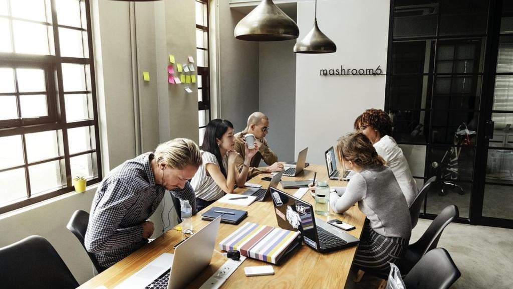 Bookker permite reservar espacios de trabajo con una aplicación y sin ningún otro hardware.