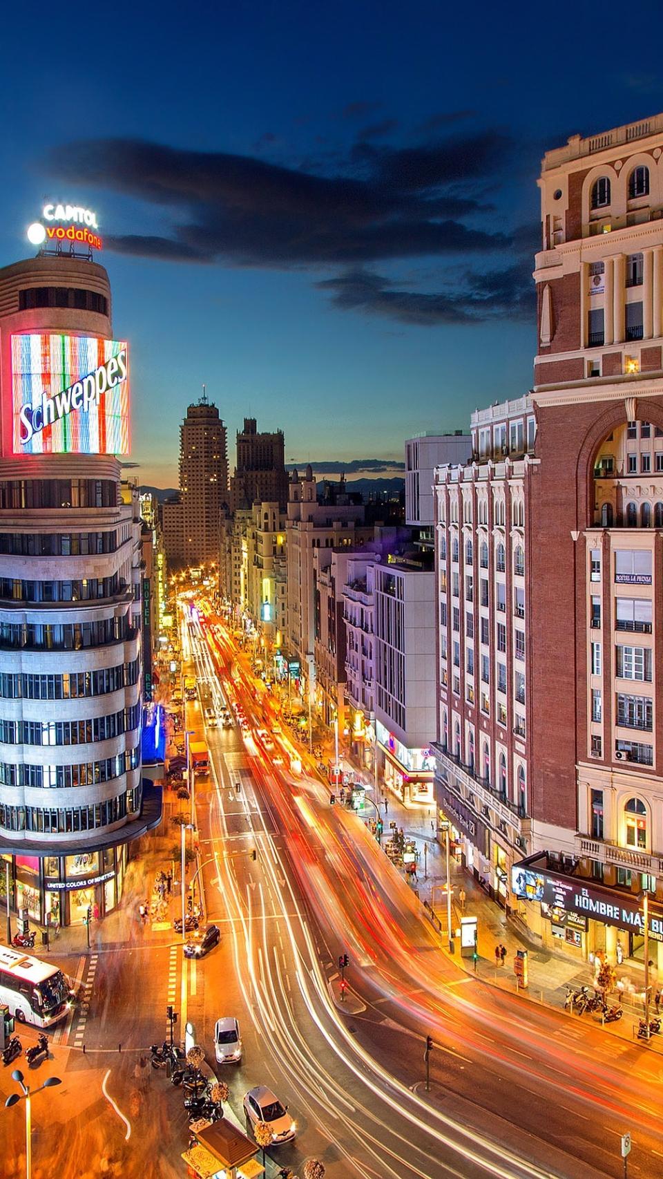 Anochecer en la Gran Vía madrileña.