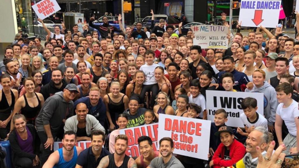 Los chicos también bailan decían las pancartas.