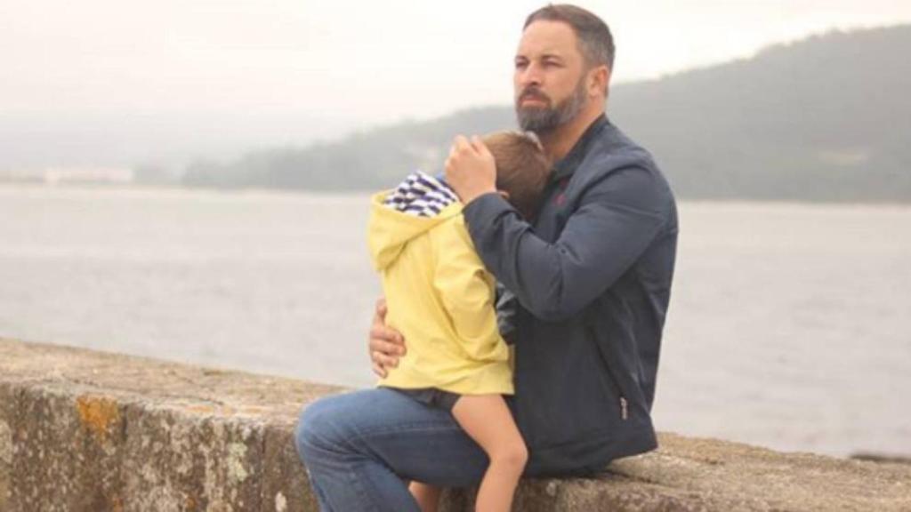 Santiago Abascal junto a uno de sus cuatro hijos en Galicia.
