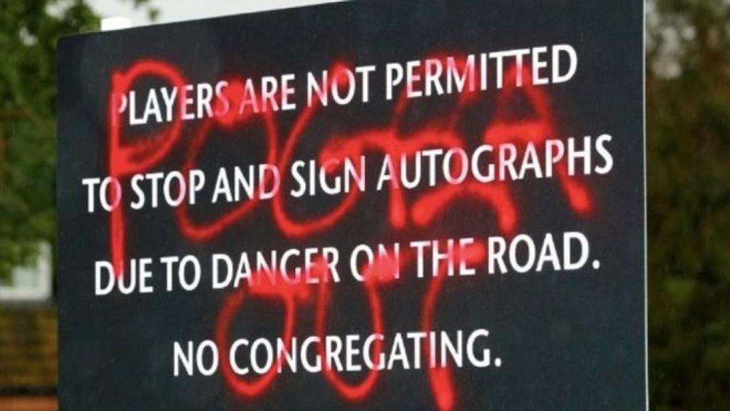 Pintada contra Paul Pogba en la ciudad de entrenamiento del Manchester United. Foto: The Sun