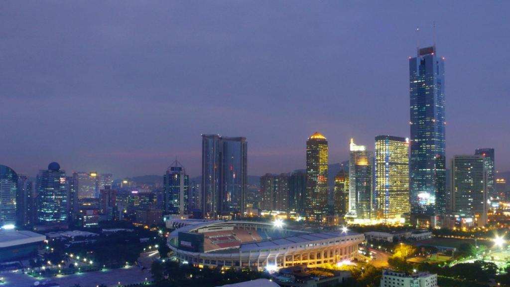 Skyline de la ciudad de noche