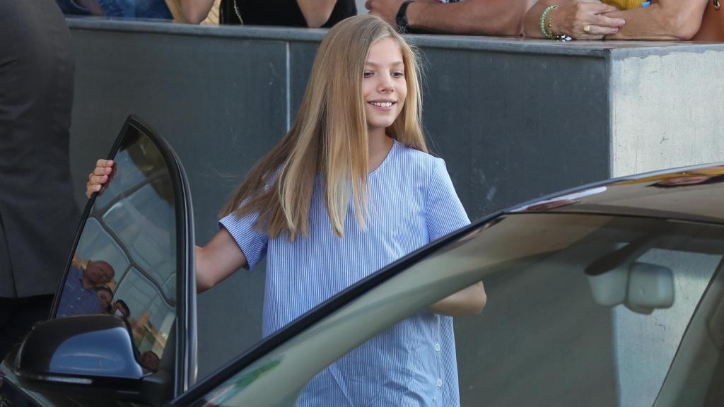 Sofía muy sonriente descendiendo del vehículo.