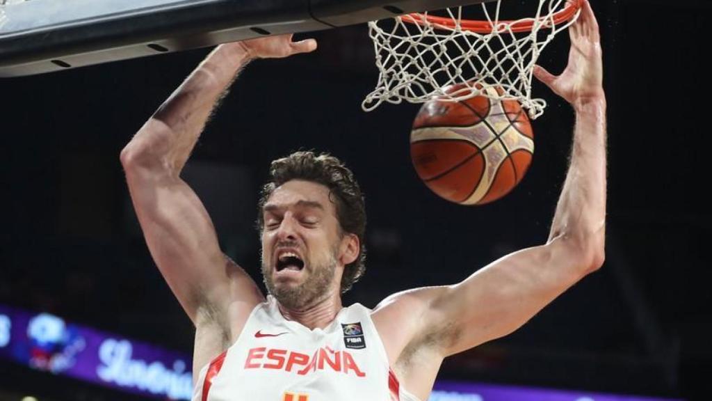 10. Pau Gasol durante un partido con España.