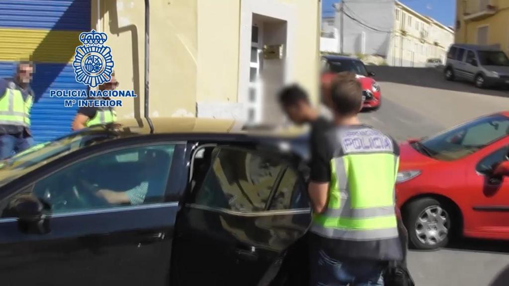 Momento en el que la Policía detiene al hombre acusado de Daesh, en Elda.