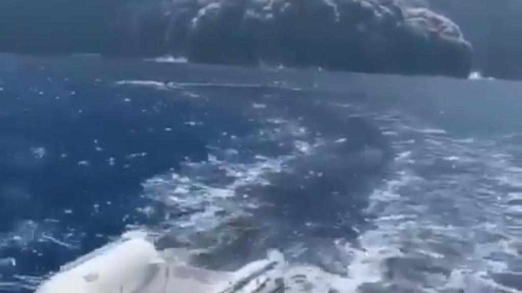 Nueva erupción del Estrómboli: así huyen unos turistas de su nube de fuego