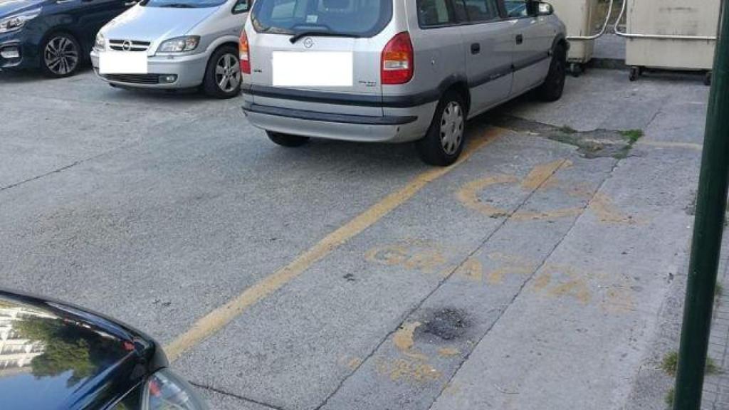 Coche mal estacionado