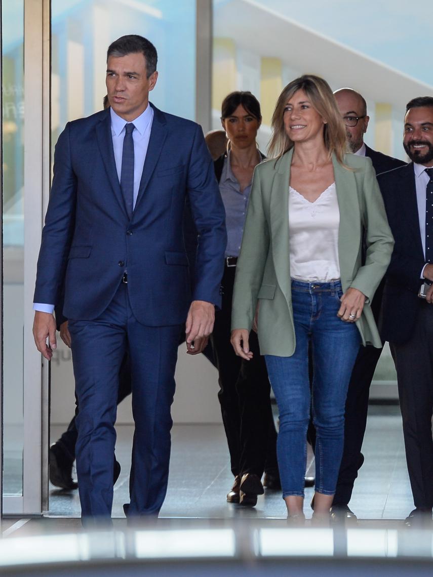 Pedro Sánchez y Begoña Gómez, a su salida del QuirónSalud de Madrid.