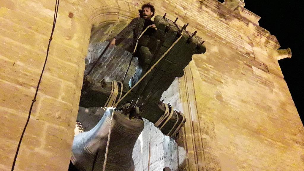 El guitarrista José Suárez, en equilibrio sobre una campana en la iglesia de Santiago de Utrera.