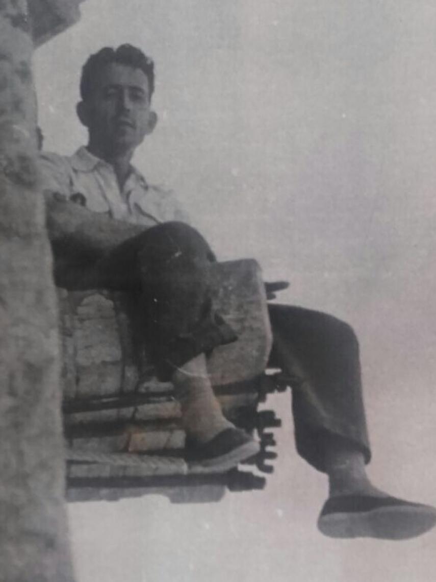 Joaquín Ramírez el Quícalo, sentado en la campana San Juan de Santa María.