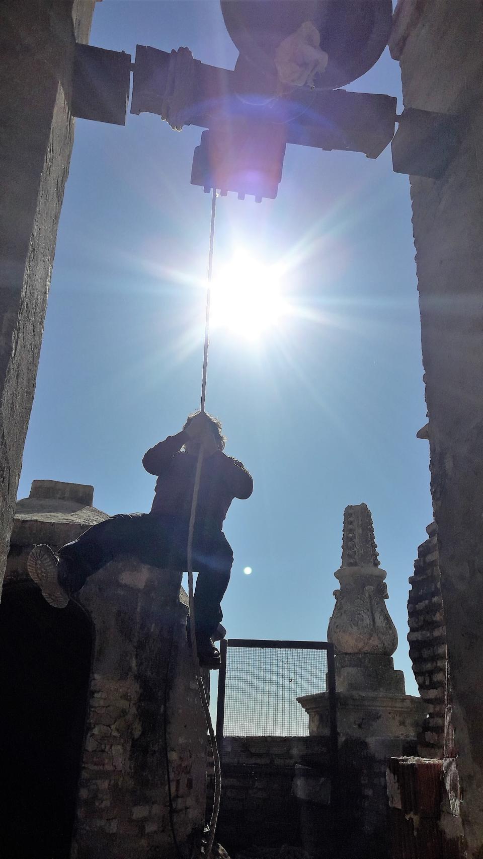 Jesús Quesada, tapicero y presidente de la Asociación de Campaneros de Utrera, en pleno salto.