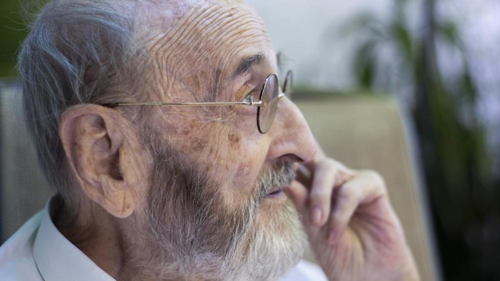 El académico sopesa una de sus respuestas.