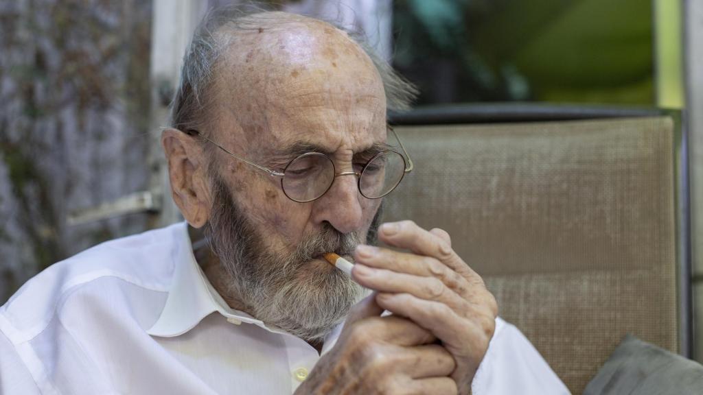 Pombo se fuma cinco o seis 'Camel' a lo largo de la entrevista.