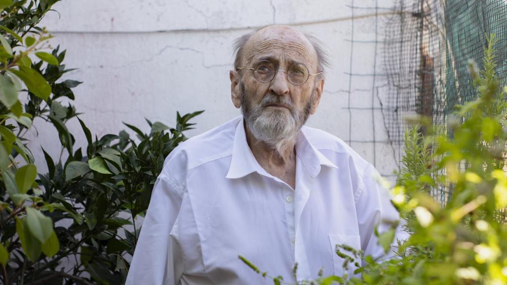 El académico, en su jardín, mira melancólicamente al horizonte.