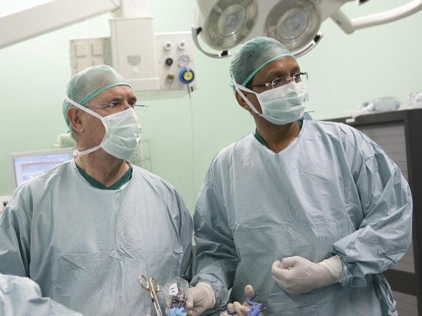 El Dr. Carlos Ballesta en el quirófano