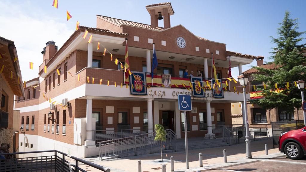 Imagen del ayuntamiento de Los Santos de la Humosa desde fuera.