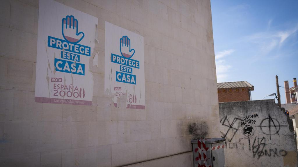 Los carteles electorales de España 2000 aún permanecen en las calles.