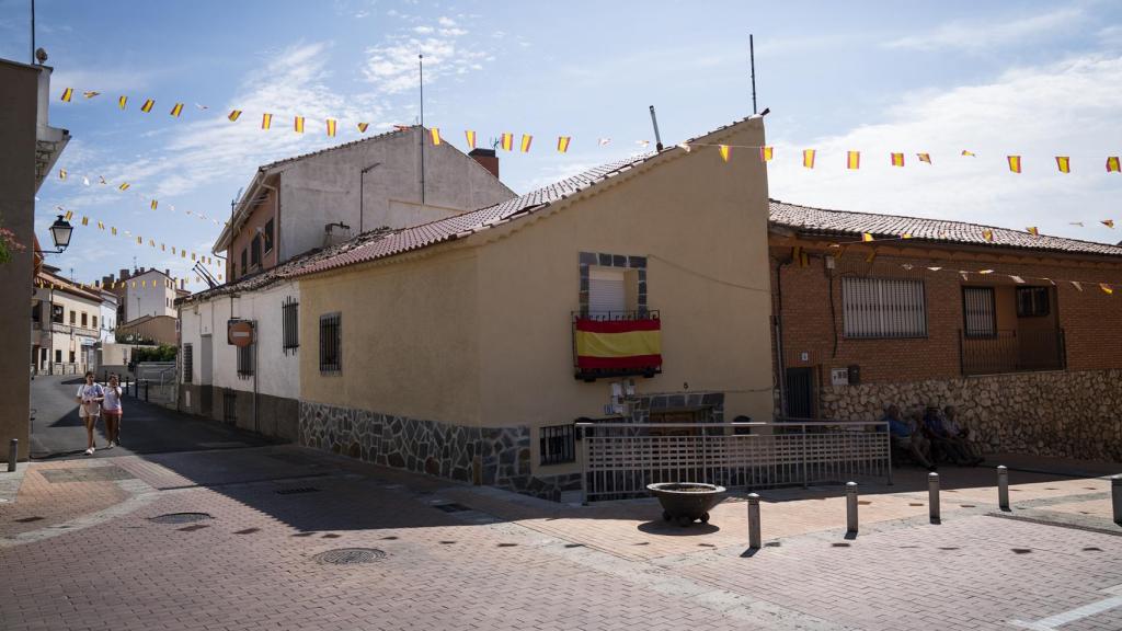 Los Santos de la Humosa cuenta con más banderas que habitantes por kilómetro cuadrado.