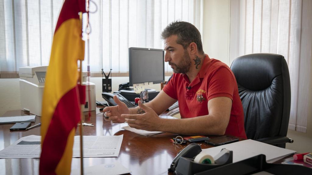 Lázaro Polo, alcalde de Los Santos de la Humosa por España 2000, atiende a EL ESPAÑOL.