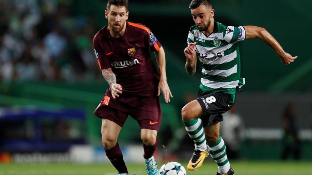 Bruno Fernandes durante un partido contra Messi y el Barcelona.