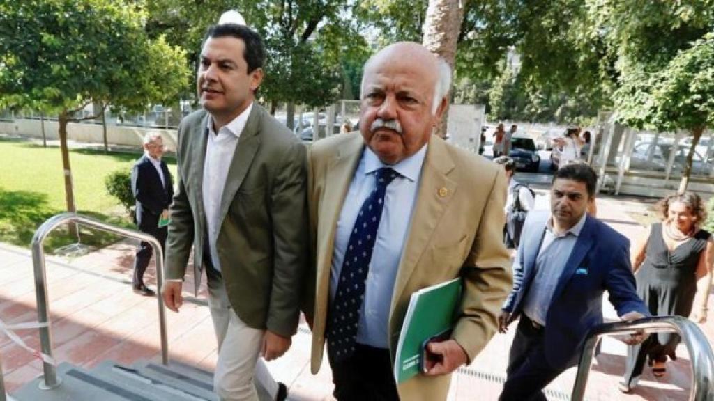 El presidente de la Junta de Andalucía, Juan Manuel Moreno, y el consejero de Salud y Familias, Jesús Aguirre, en una foto de archivo.