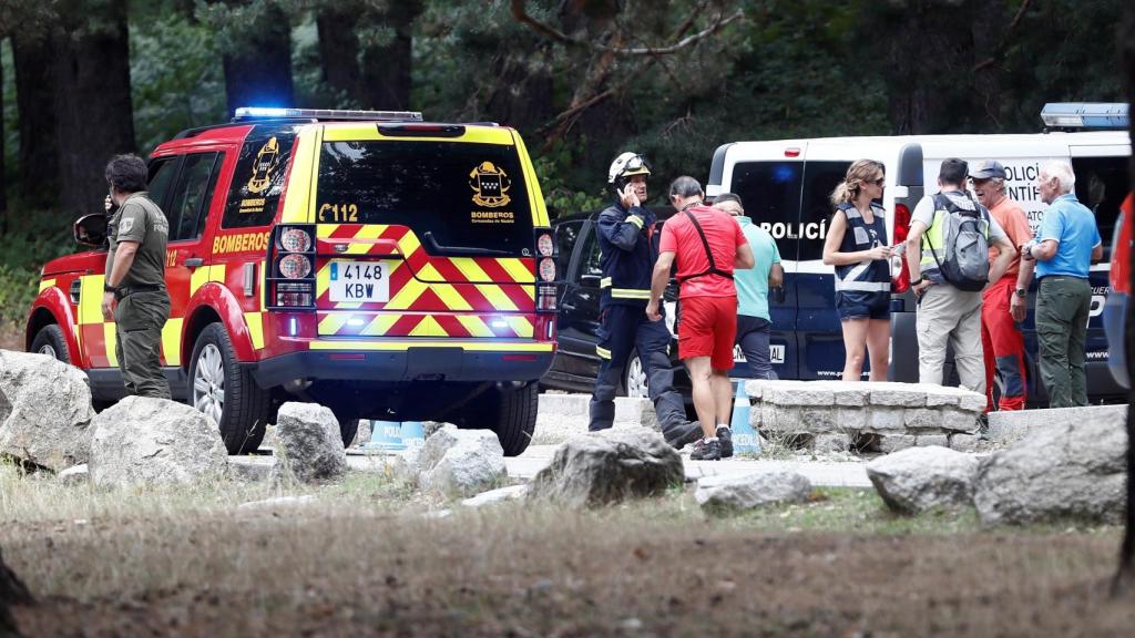 Los servicios de emergencias trabajan en la zona donde se encontró el coche.
