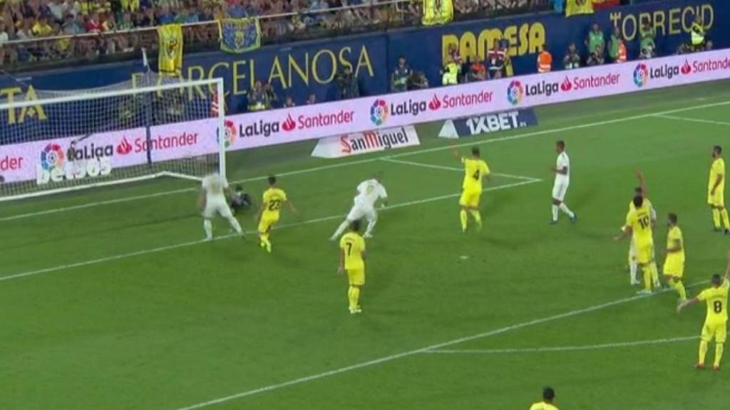 El colegiado anula el gol de Karim Benzema. Foto: Twitter (@elchiringuitotv)