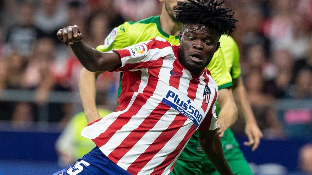 Thomas Partey (c) anota el tercer gol del equipo durante el partido ante la SD Eibar