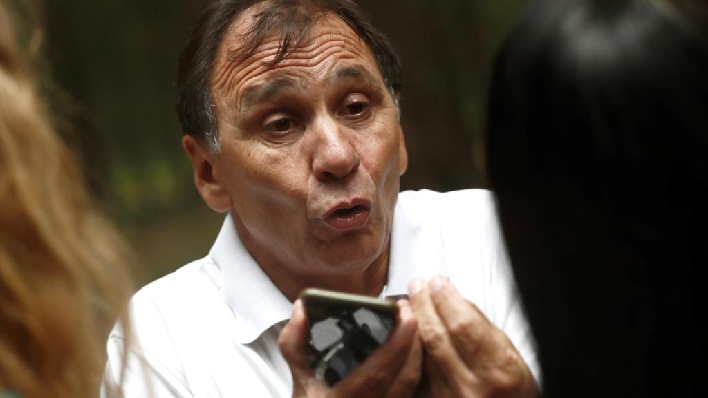 Adrián Federighi, cuñado de Blanca Fernández Ochoa, contesta a los periodistas durante la búsqueda de Blanca.