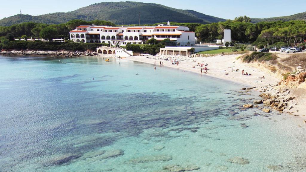 Vista de lejos del hotel, donde se puede apreciar la playa privada.