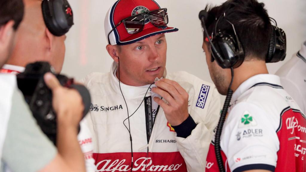 Raikkonen habla con su equipo.