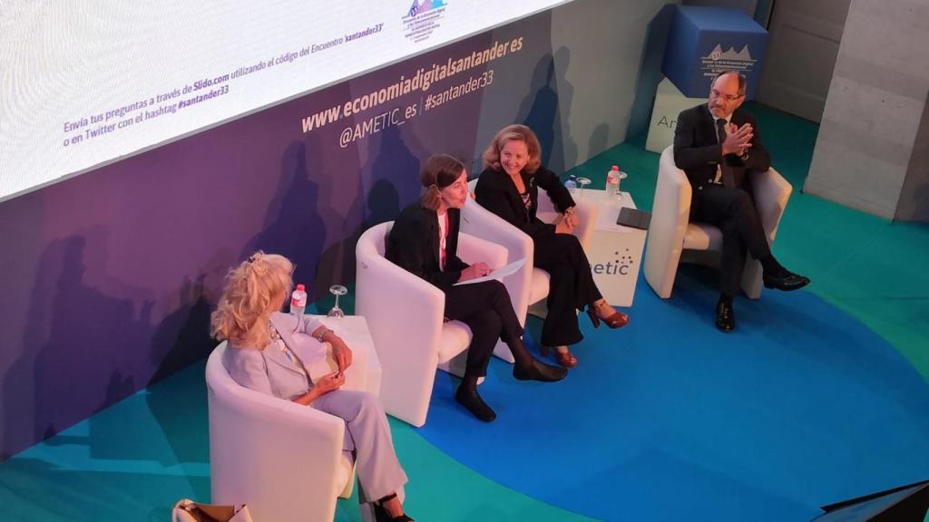 Isabel Tocino, Luz Morán, la ministra Nadia Calviño y el presidente de AMETIC, Pedro Mier