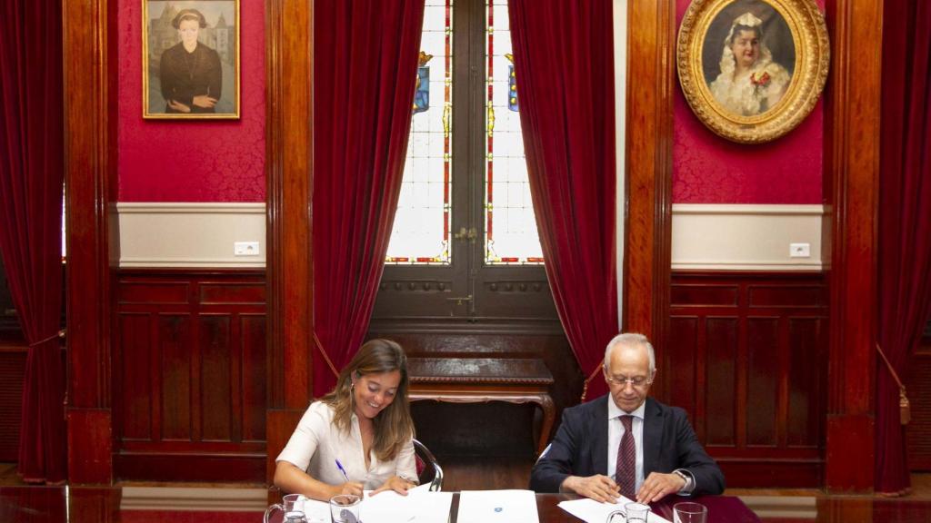 Firma entre el Concello y Vegalsa
