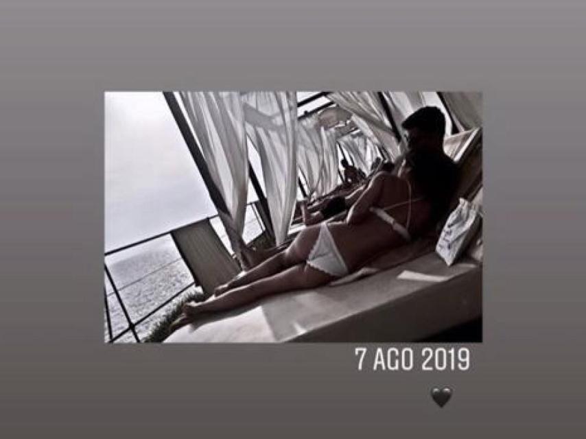 Blanca Rodríguez y Ález González abrazados en una hamaca.