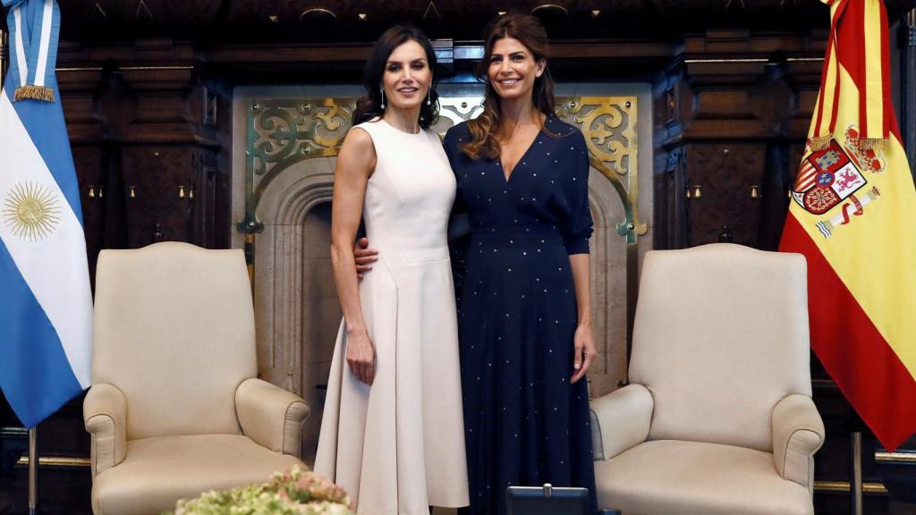 Juliana Awada con el mismo vestido que ha estrenado hoy la reina Letizia.