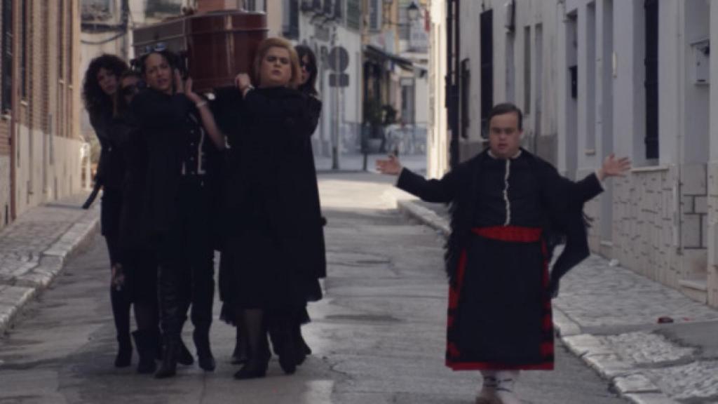 Luto femenino en el pueblo en la serie de humor Paquita Salas. Fotograma.