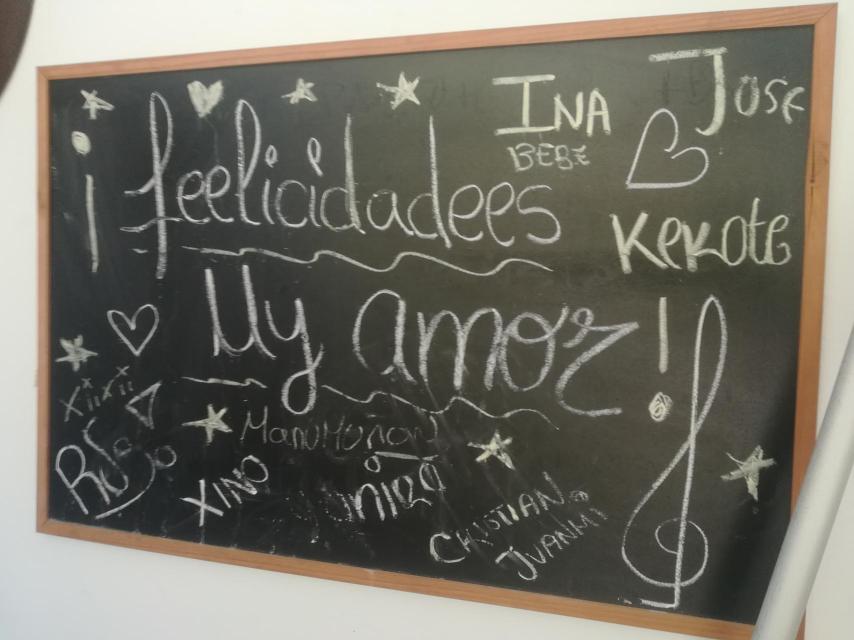 Pizarra colgada en el garaje del chalet donde un joven murió el pasado domingo.