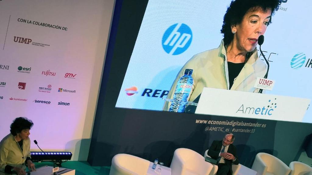 Isabel Celaá, ministra de Educación en funciones, en su intervención en el congreso de AMETIC