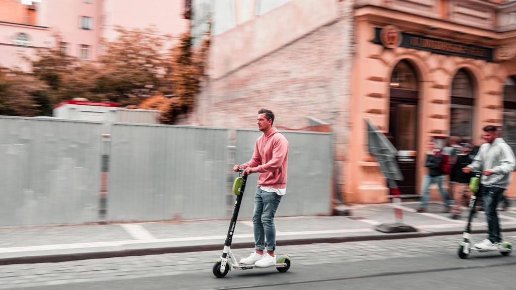 Así se mejorará la seguridad al usar patinetes eléctricos.