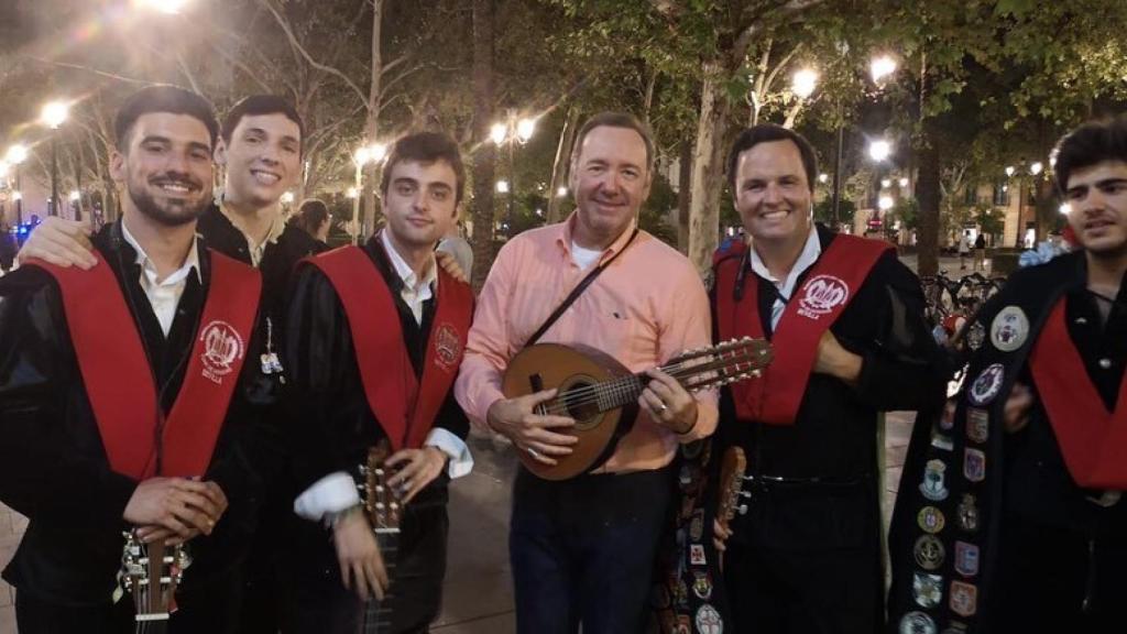Kevin Spacey junto a la Tuna de Derecho de Sevilla.