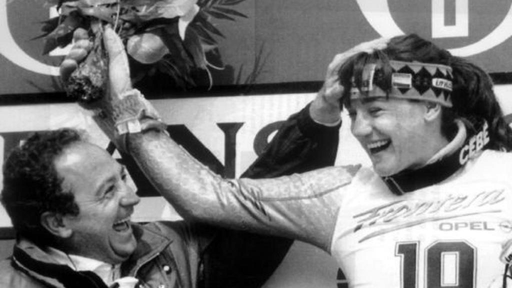 Blanca Fernández Ochoa celebra su medalla en 1992.
