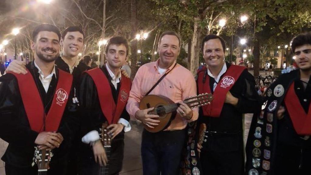 El actor Kevin Spacey posa con los componentes de la tuna sevillana