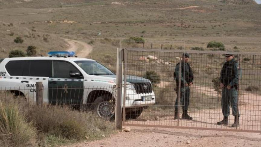 Guardias civiles custodian la entrada a la finca en la que Ana Julia Quezada enterró el cadáver de Gabriel Cruz.