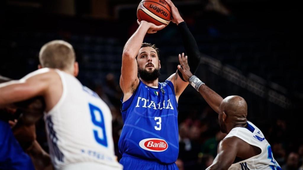 Belinelli lanzando a canasta