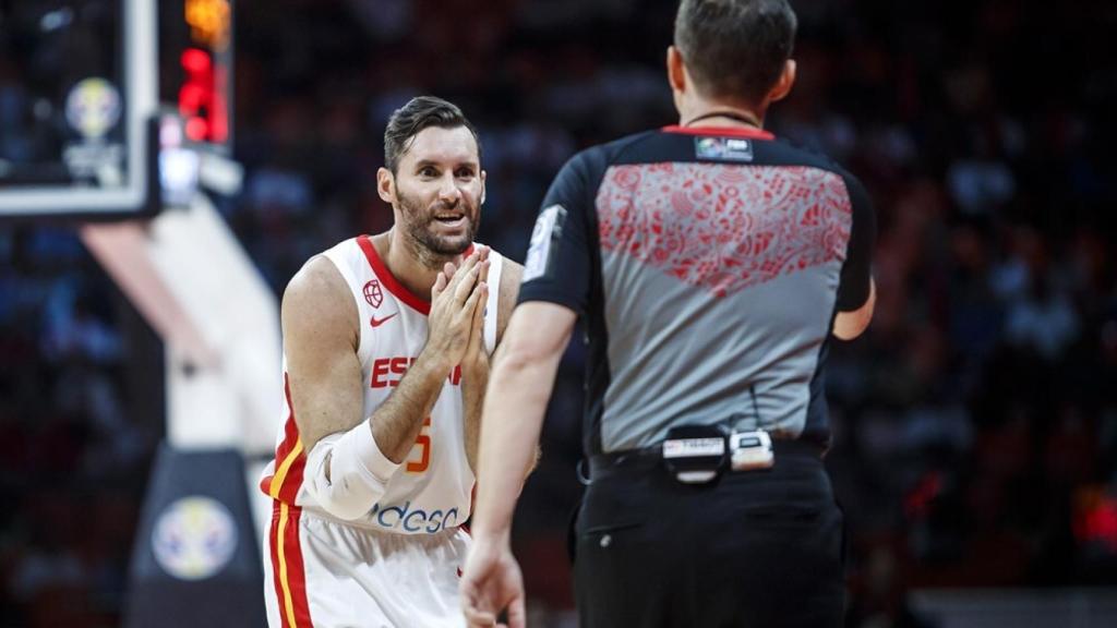 Rudy Fernandez protesta al árbitro durante el Mundial de China