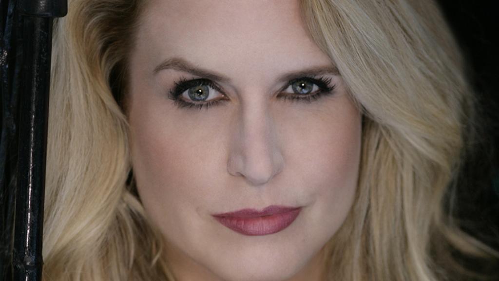 Esta es Angela Turner Wilson.