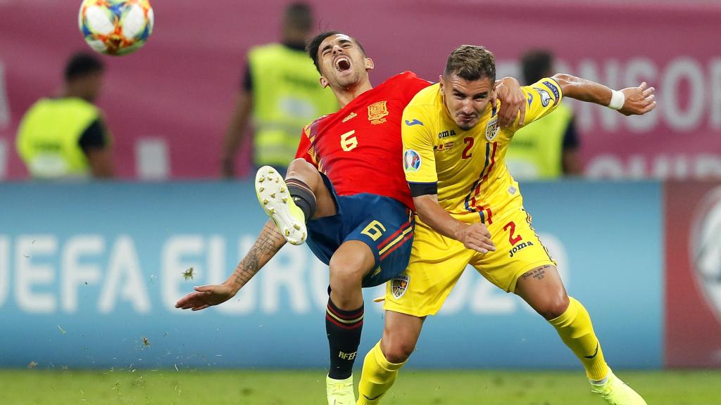 Romario Benzar golpea a Ceballos en la lucha por un balón